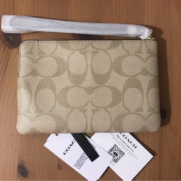 🥰 Corner Zip Wristlet In Signature Canvas With Heart Print - Picture 7 of 10